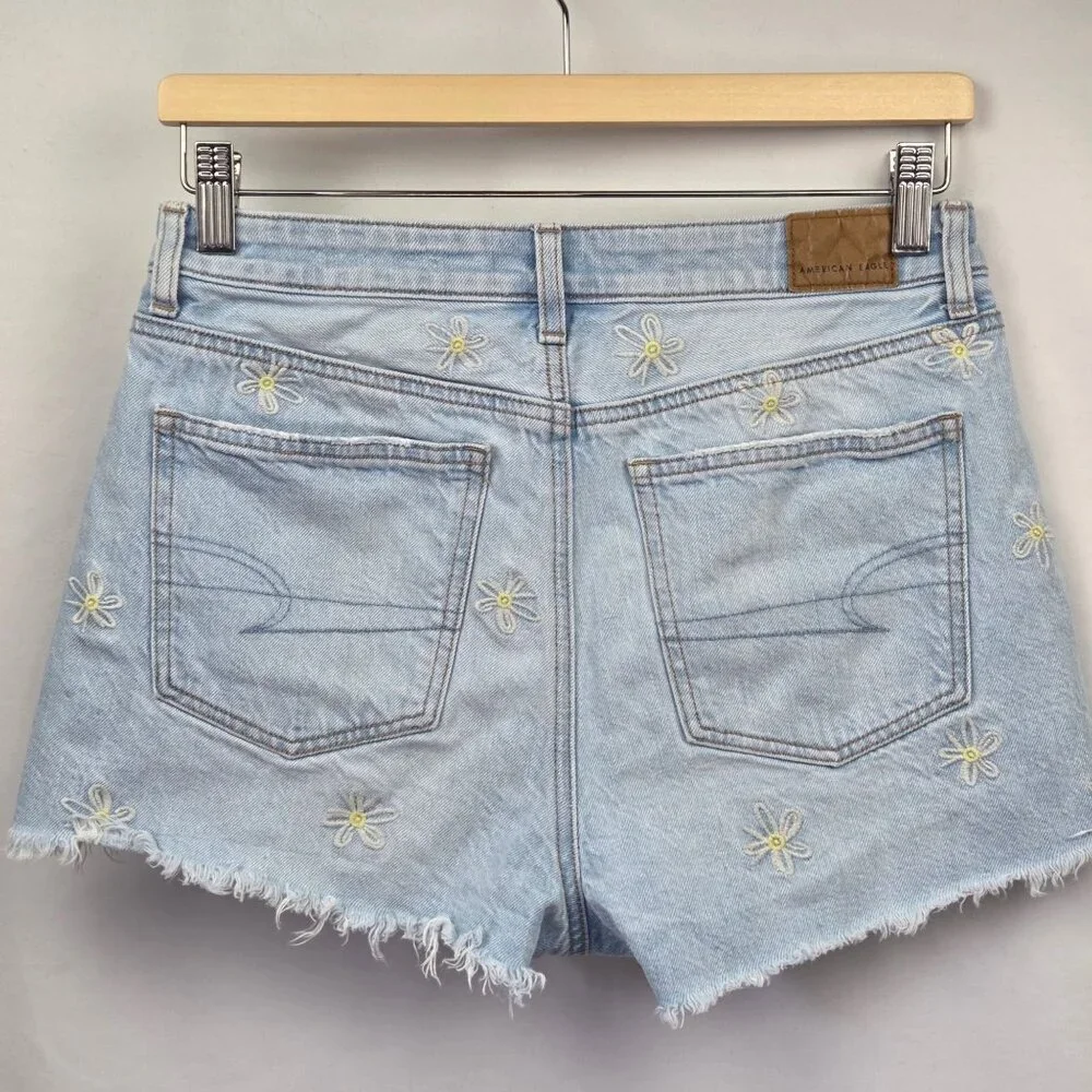 American Eagle Light Wash Daisy Embroidered Denim Shorts Size 4